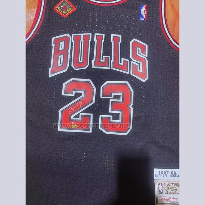 Camiseta Michael Jordan NO 23 Chicago Bulls Mitchell & Ness 1997-98 Negro